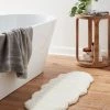 Plush Shaped Bath Rug White - Threshold™ -Bürolampen Verkäufe GUEST ba6b8eb4 7b04 4598 b577 9ce624bf7dab